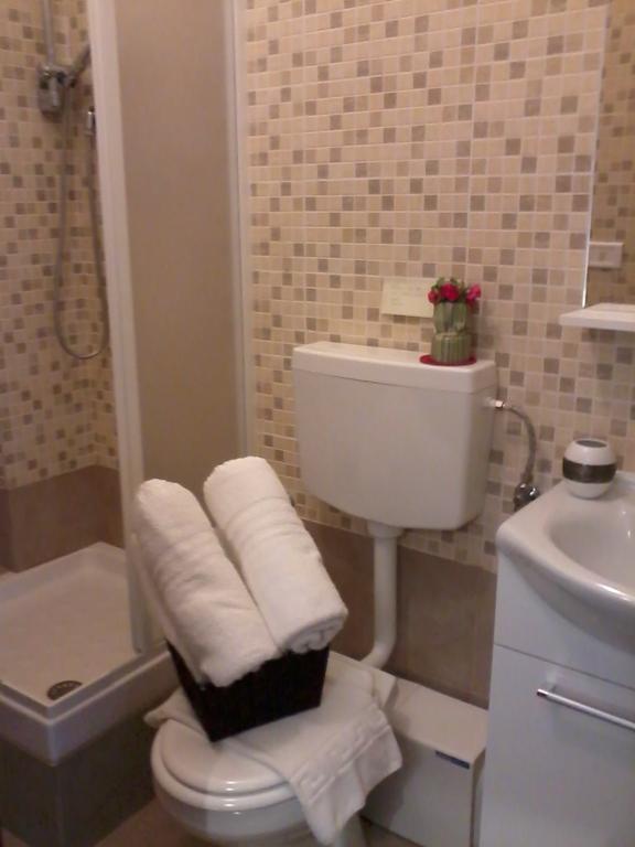 Vesta Domus Hotel Рим Екстериор снимка